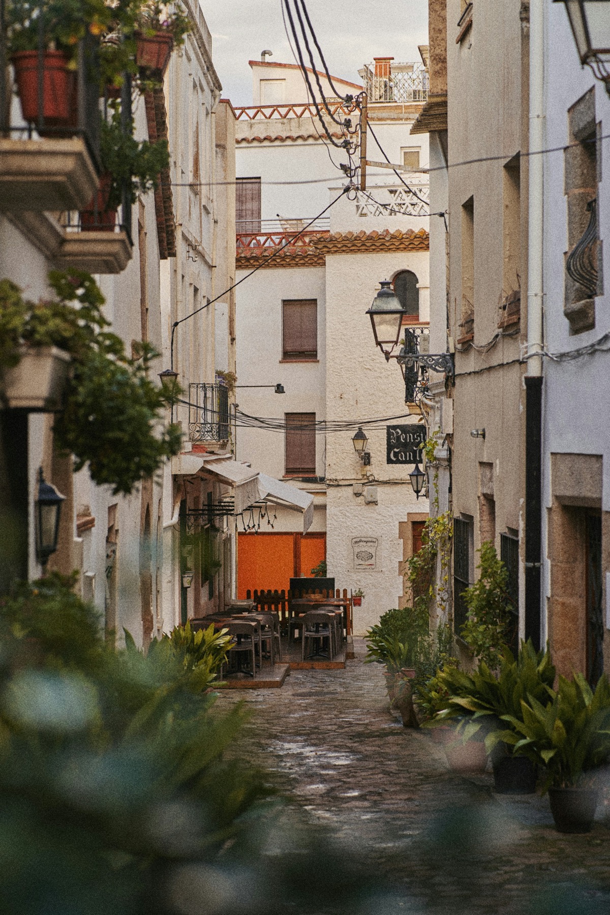 Calle histórica con vivienda