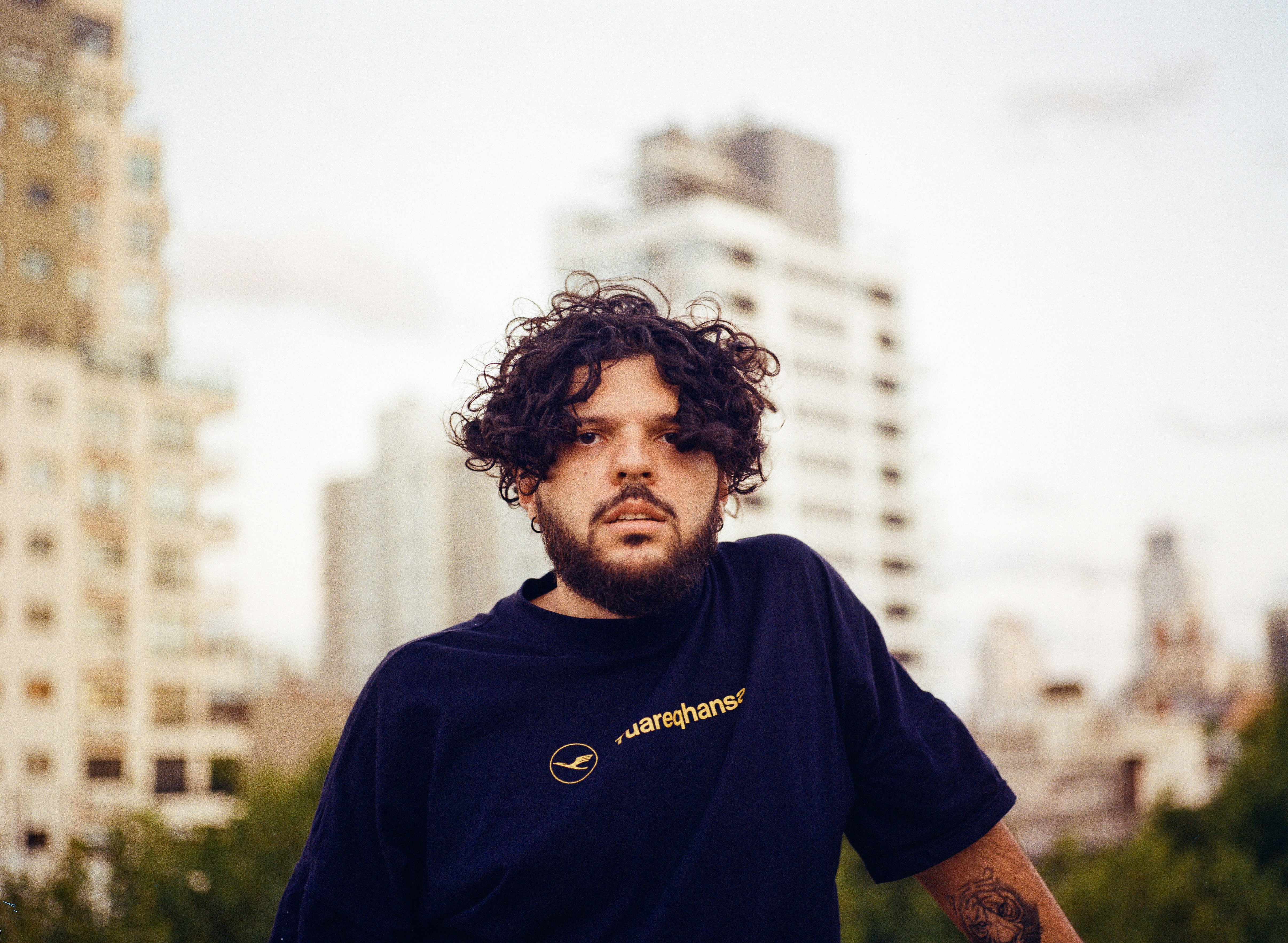 Persona en casa evaluando opciones de vivienda