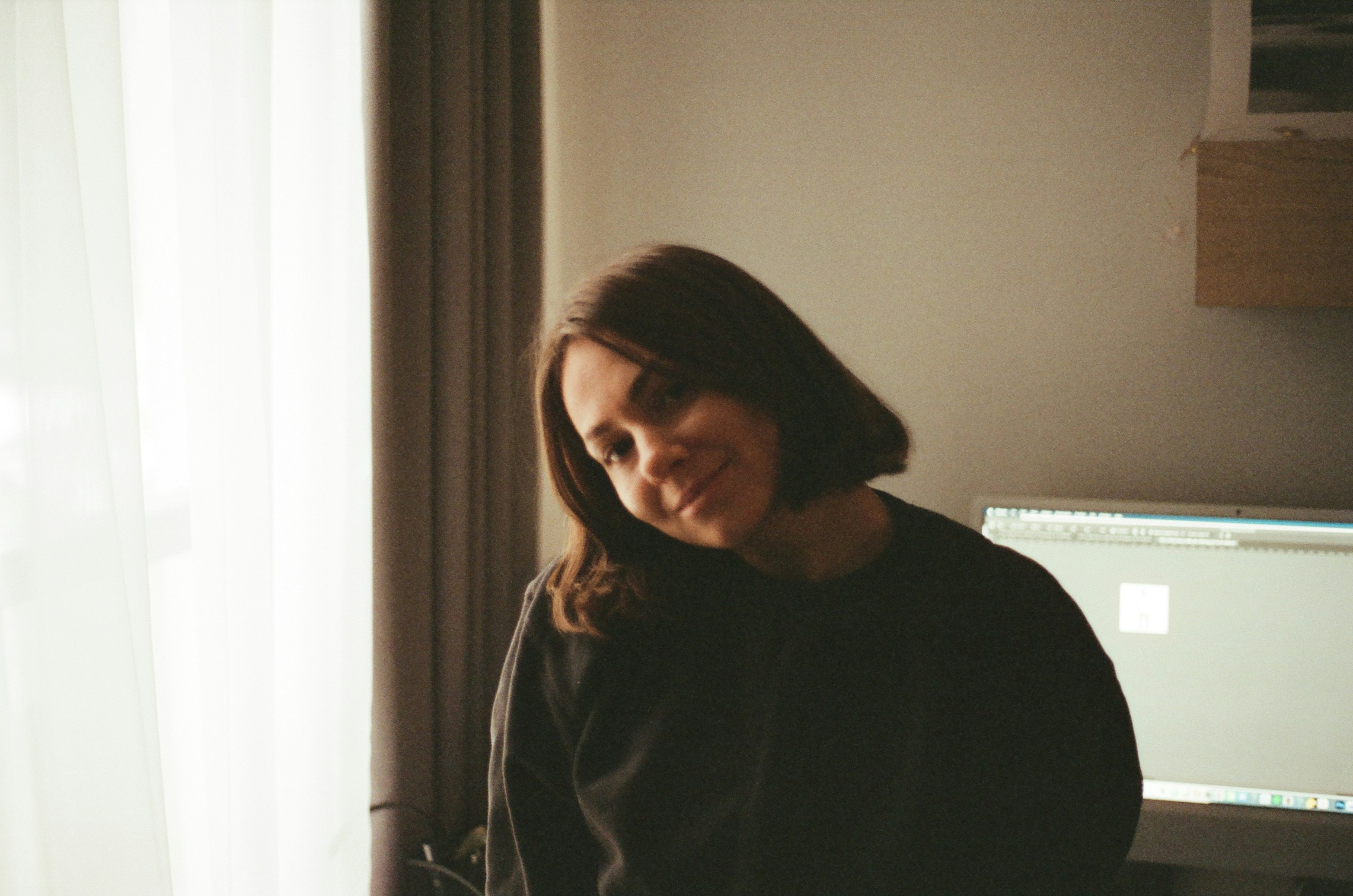 Persona planificando mudanza desde casa